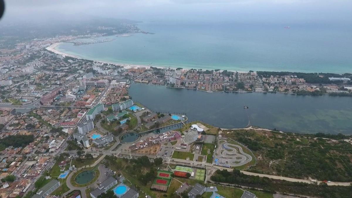 Una imagern aérea del Port d'Alcúdia, una de las zonas turísticas más importantes de la isla.