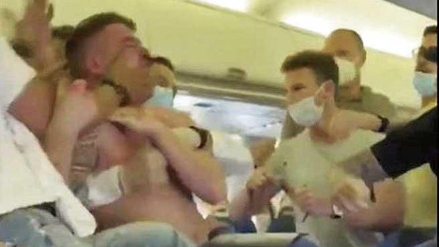 Imagen del vídeo que se hizo viral de una pelea en un avión a Eivissa, motivada por las mascarillas.