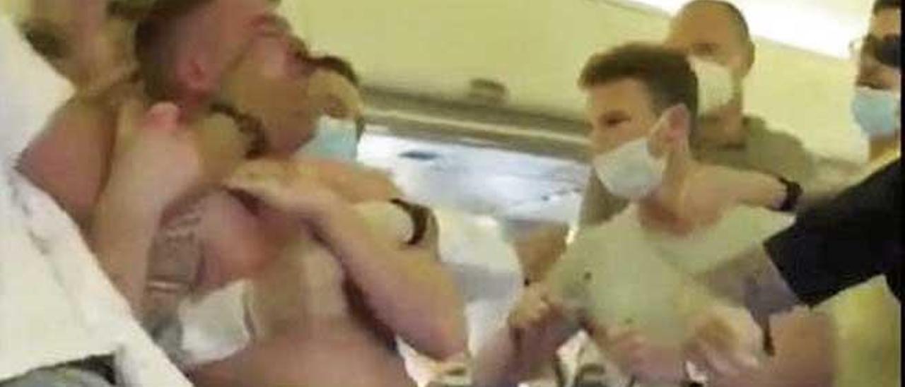 Imagen del vídeo que se hizo viral de una pelea en un avión a Eivissa, motivada por las mascarillas.