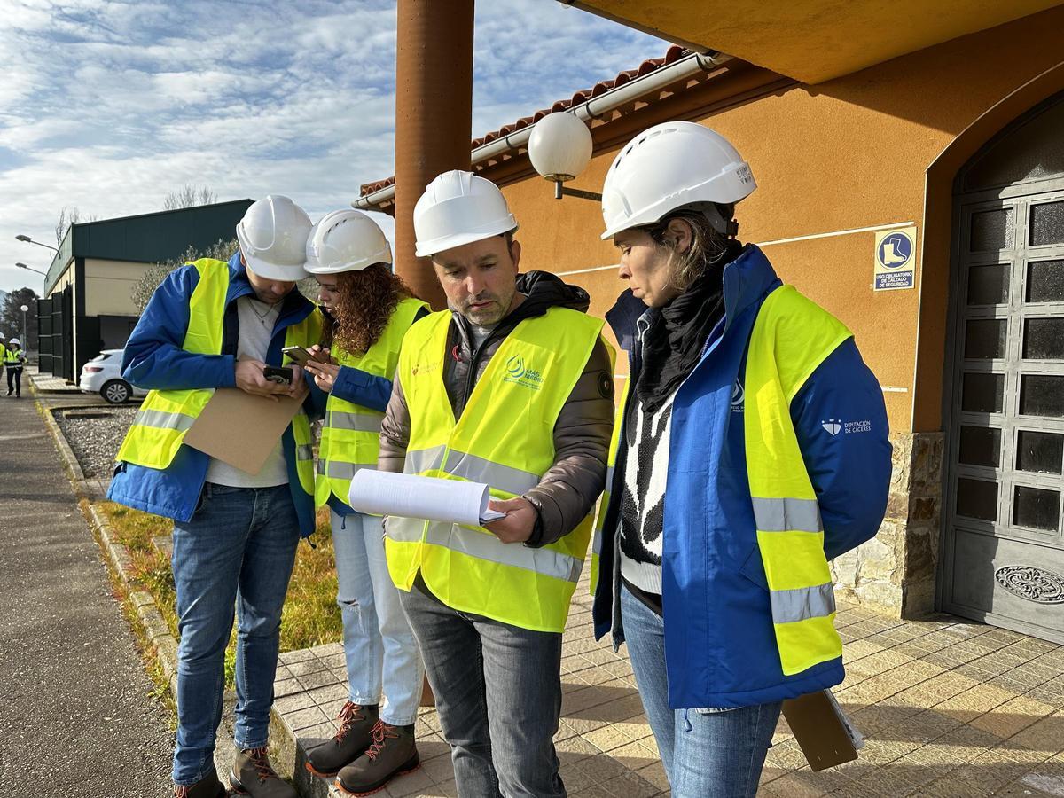 Trabajadores de MásMedio en una de las estaciones depuradoras del consorcio.