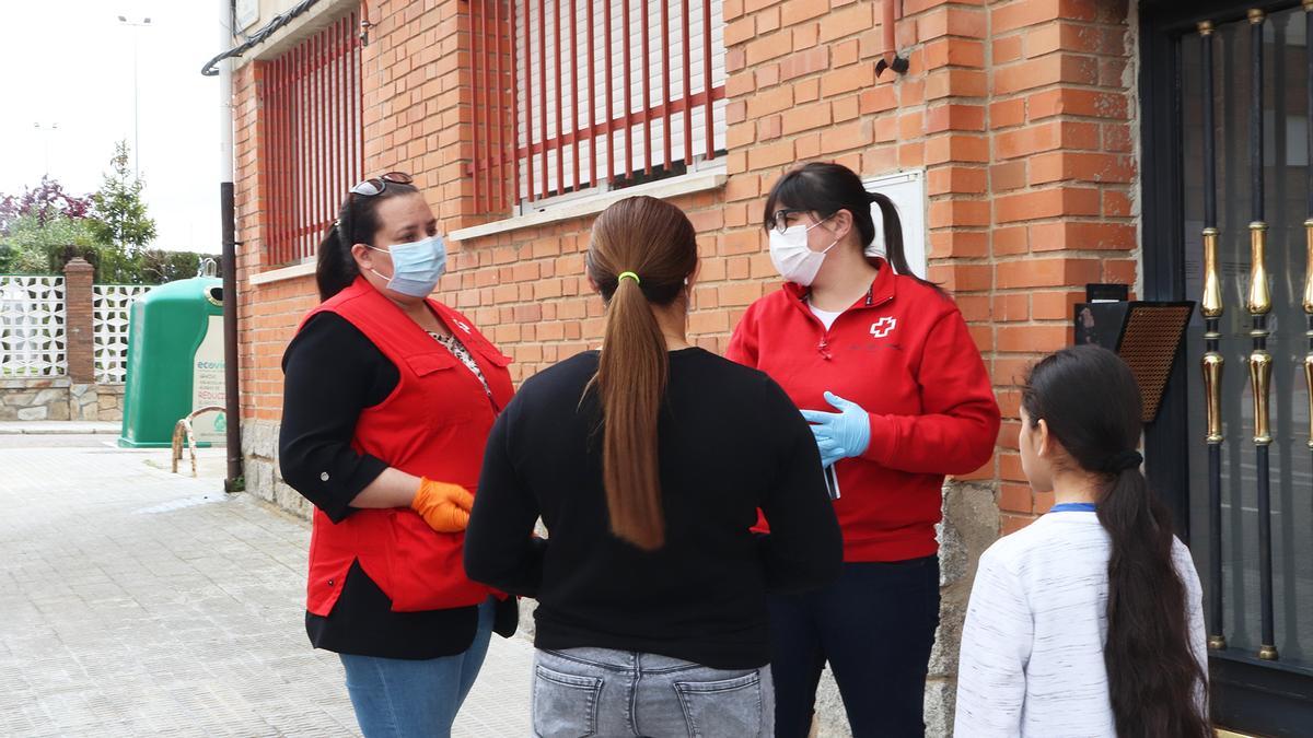 DOS TRABAJADORAS DE CRUZ ROJA CON DOS USUARIOS DEL PROGRAMA DE INFANCIA Y JUVENTUD