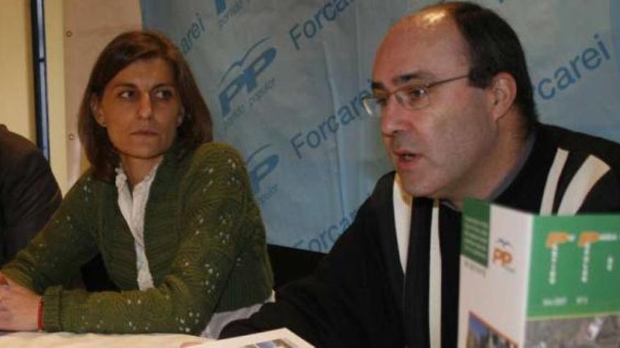 Belén Cachafeiro y Francisco Rozados, en una imagen de archivo de un acto del PP local.  // Bernabé