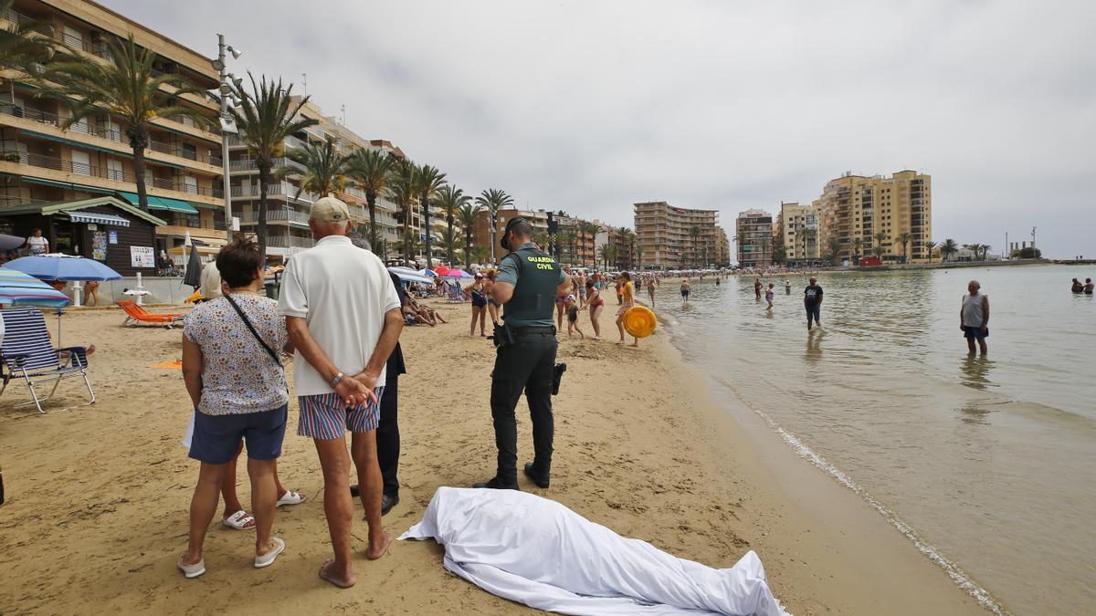 El fallecido en la orilla de la playa del Cura de Torrevieja