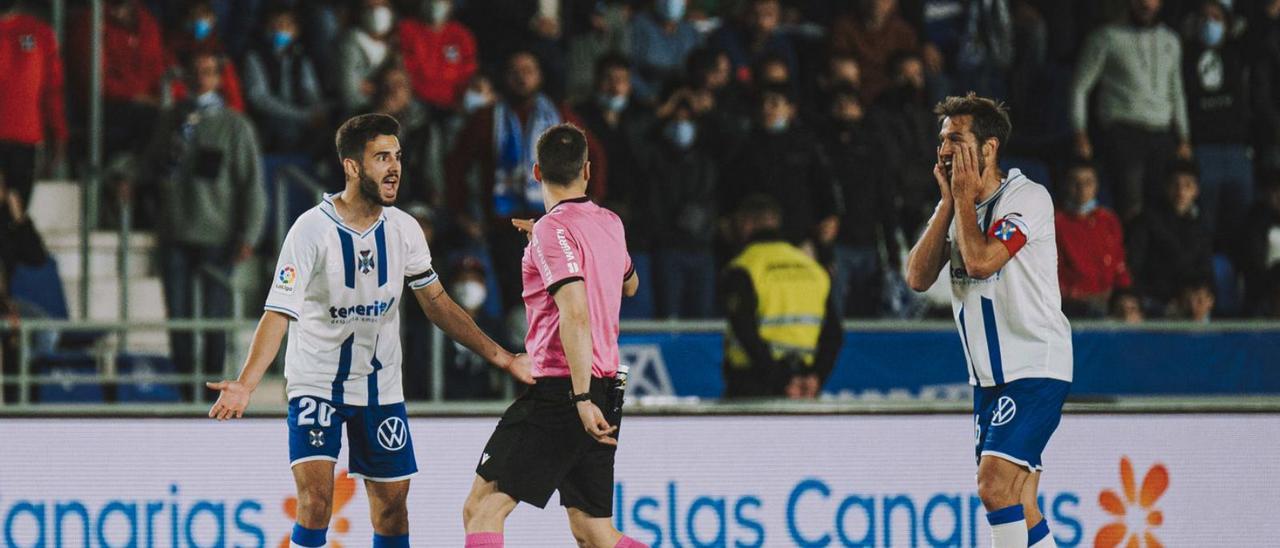 Andrés Martín y Aitor Sanz, con evidentes gestos de enfado y sorpresa por una de sus decisiones. | | CD TENERIFE