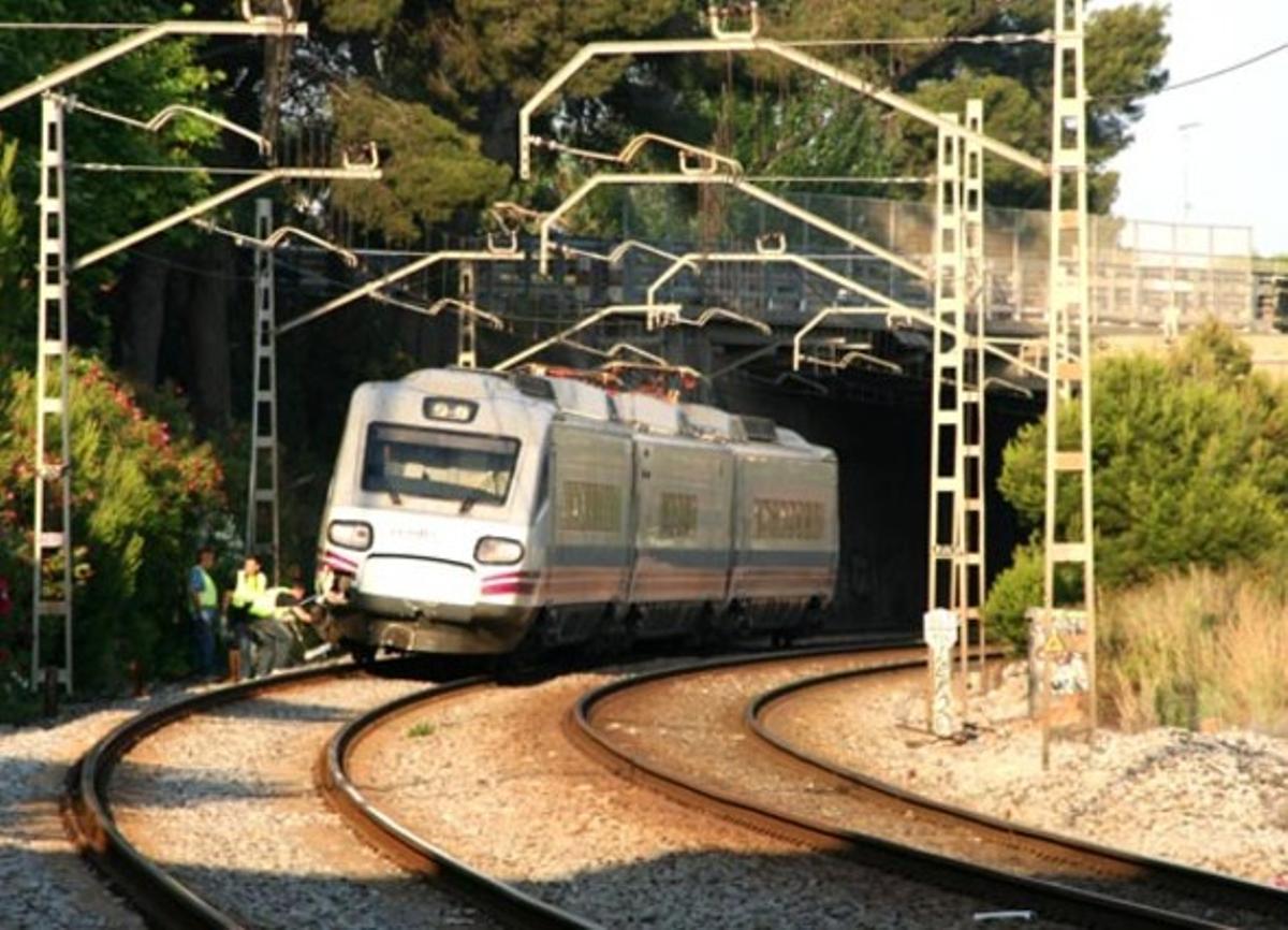 Tres operarios inspeccionan el tren Alaris de alta velocidad en el lugar del accidente. En la parte frontal se observan los desperfectos causados por el masivo atropello.