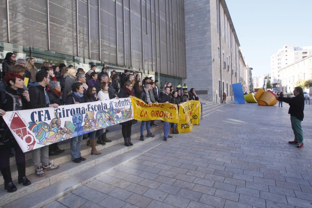 Protesta per reclamar el conserge a l'Escola d'Adults