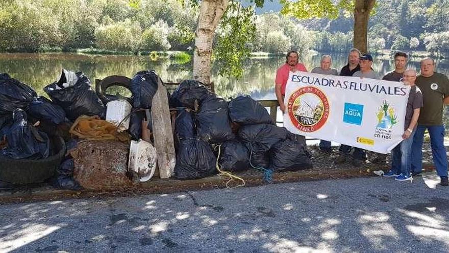 Los pescadores sacan 500 kilos de basura del río Narcea