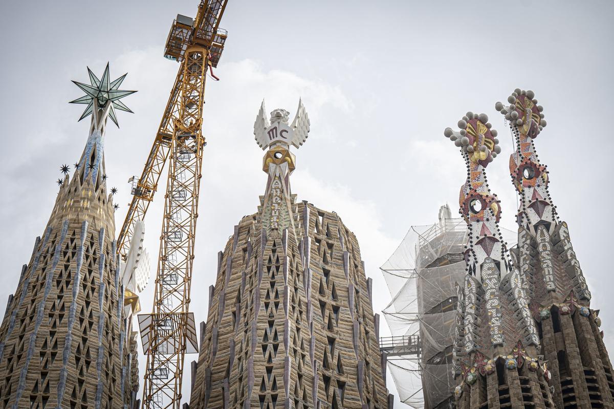 Dos colosales figuras de mármol griego de Thasos, el más blanco del mundo, aguardan a los pies del templo de la Sagrada Família para ser alzadas en octubre a la cima de las torres dedicadas a los evangelistas Juan y Mateo, la primera, como marca la tradición cristiana, un águila, y la segunda, con un esculpido que a veces confunde incluso a los más creyentes, con el aspecto de un hombre alado, sin que eso sea exactamente un ángel.