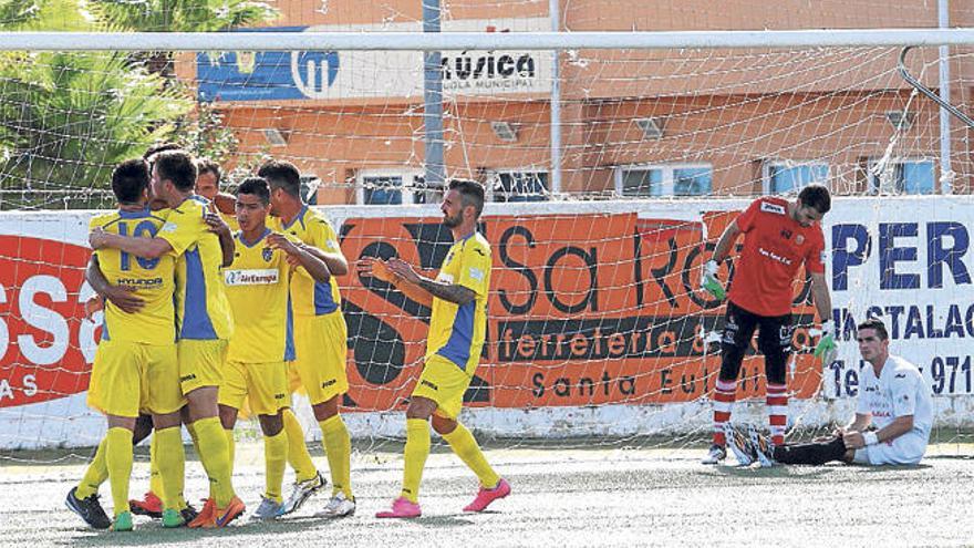 Los jugadores del Atlético Baleares celebran uno de los goles que marcaron.