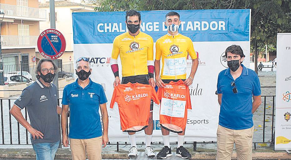 Toni Ballester (i) y Francisco Crespí, con los maillots conseguidos en Sineu.