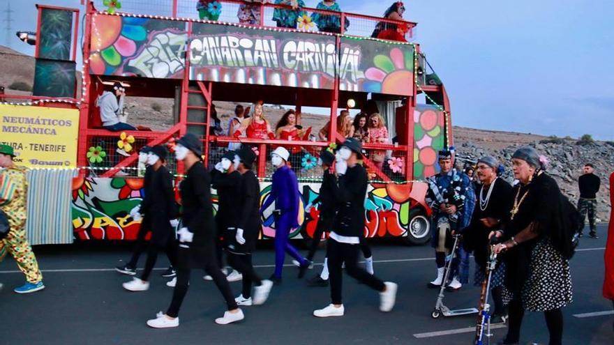 Imagen de una carroza durante la cabalgata del Carnaval Costa Mogán.