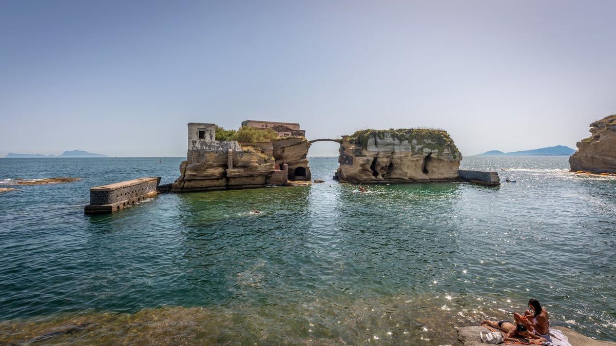 ¿Te atreves a atravesar el puente de Gaiola, la isla maldita de Italia?