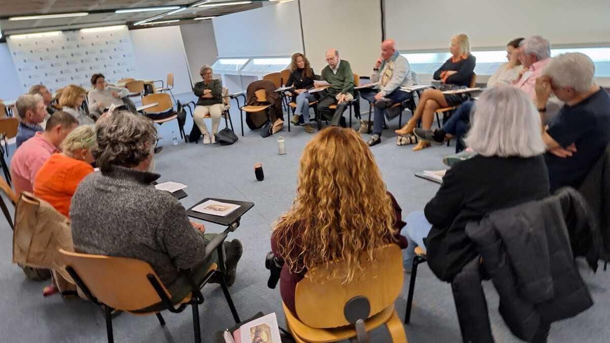 Además de estas actividades, los pertenecientes al grupo también celebran presentaciones de libros y otras actividades relacionadas con el tema