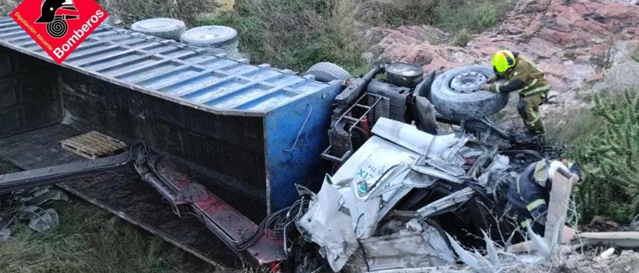 Estado del camión tras precipitarse por un barranco al salirse de una curva.