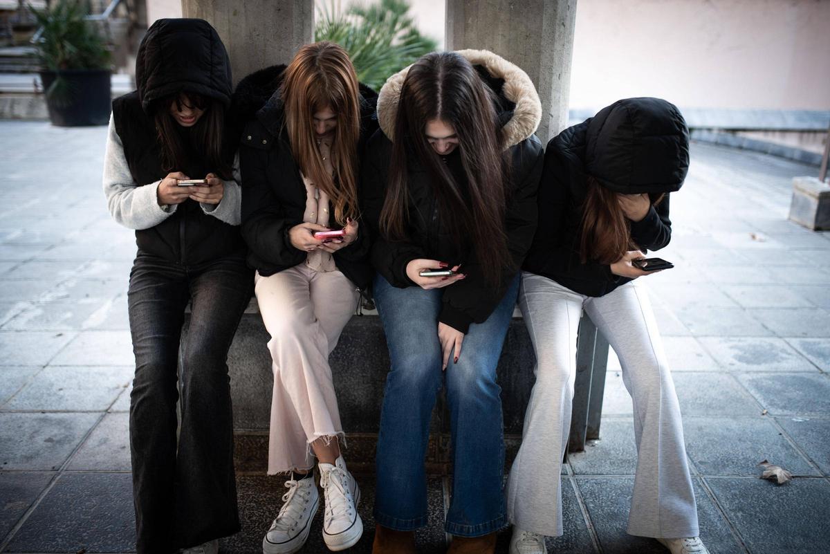 A Austràlia, on la prohibició ja és vigent, algunes de les aplicacions afectades són Youtube, X, Discord, Facebook, Instagram, TikTok iSnapchat