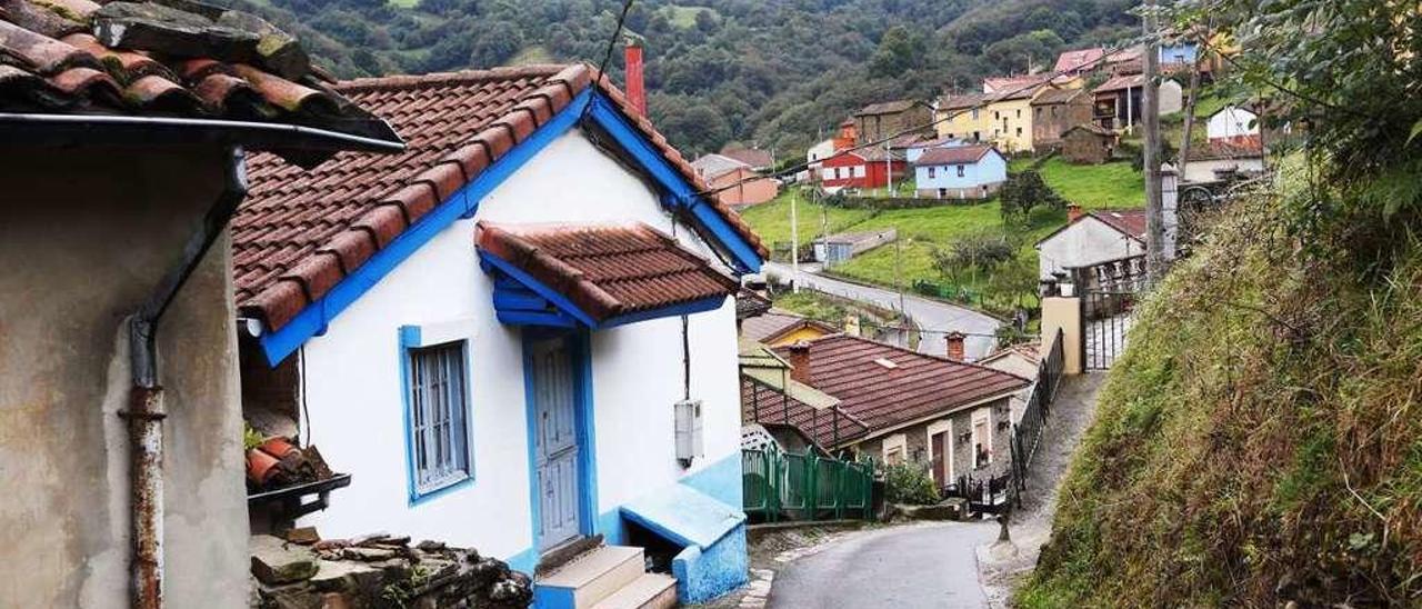 Viviendas en La Cerezal: en una de las del fondo reside Antonia García.