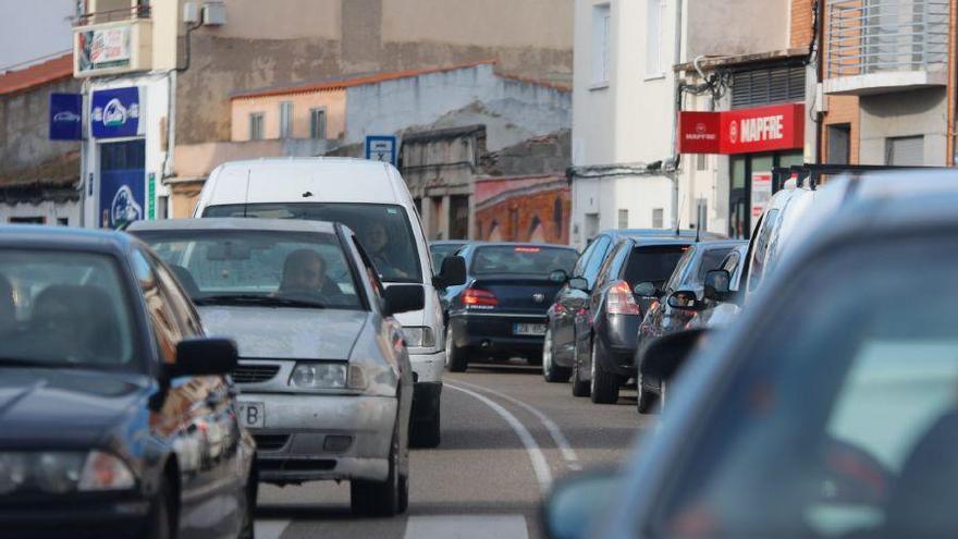 Coches por una calle de Zamora.