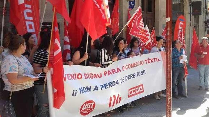 Aspecto de la concentración del textil ayer en calle Concordia. // Fdv