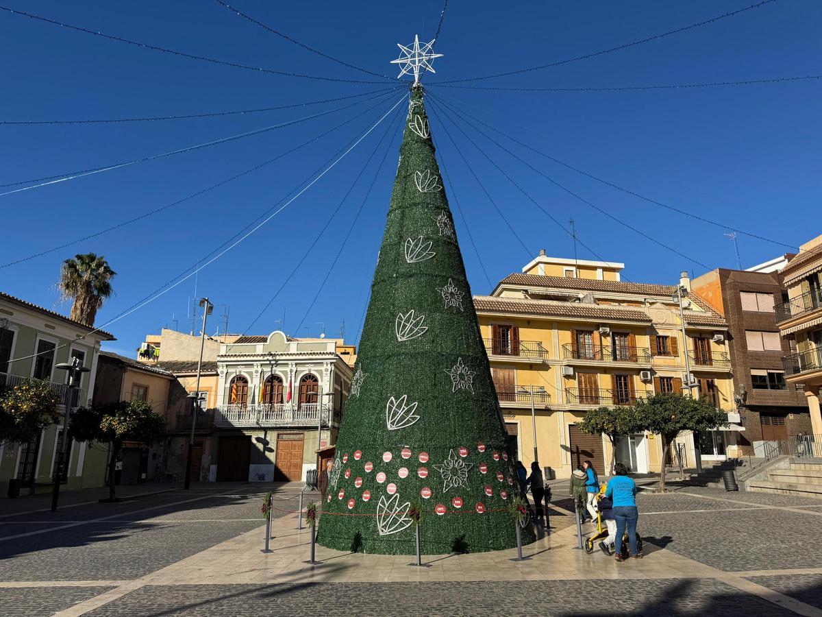 Árbol de Navidad en la Plaza del Pueblo de Paterna.