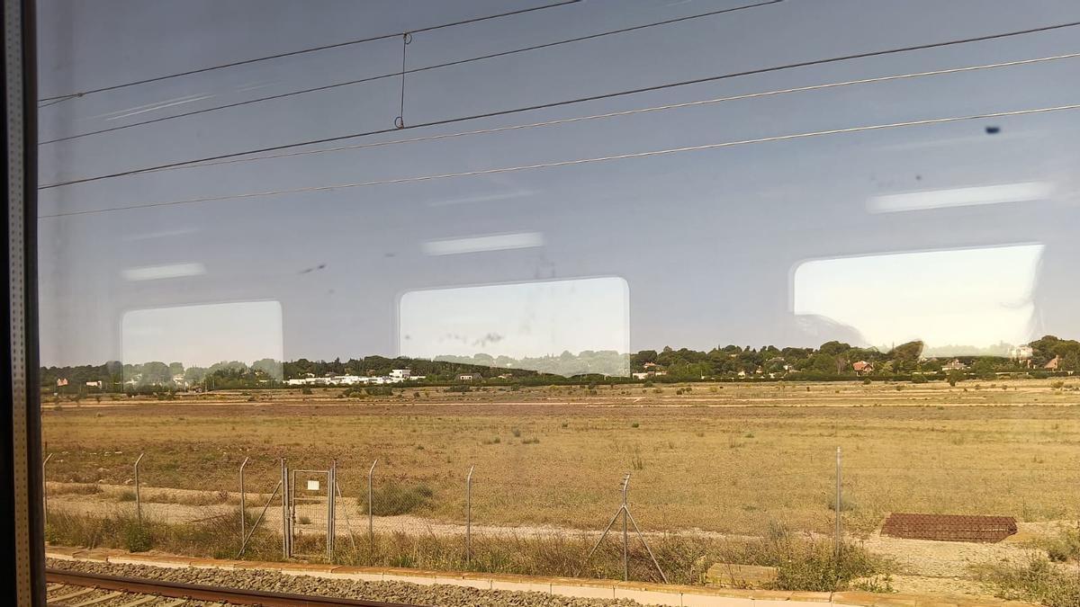 El tren averiado, parado en las vías este domingo.