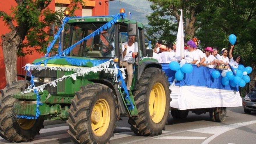 La celebració va continuar amb un recorregut en tractor pels carrers del poble de la Cerdanya