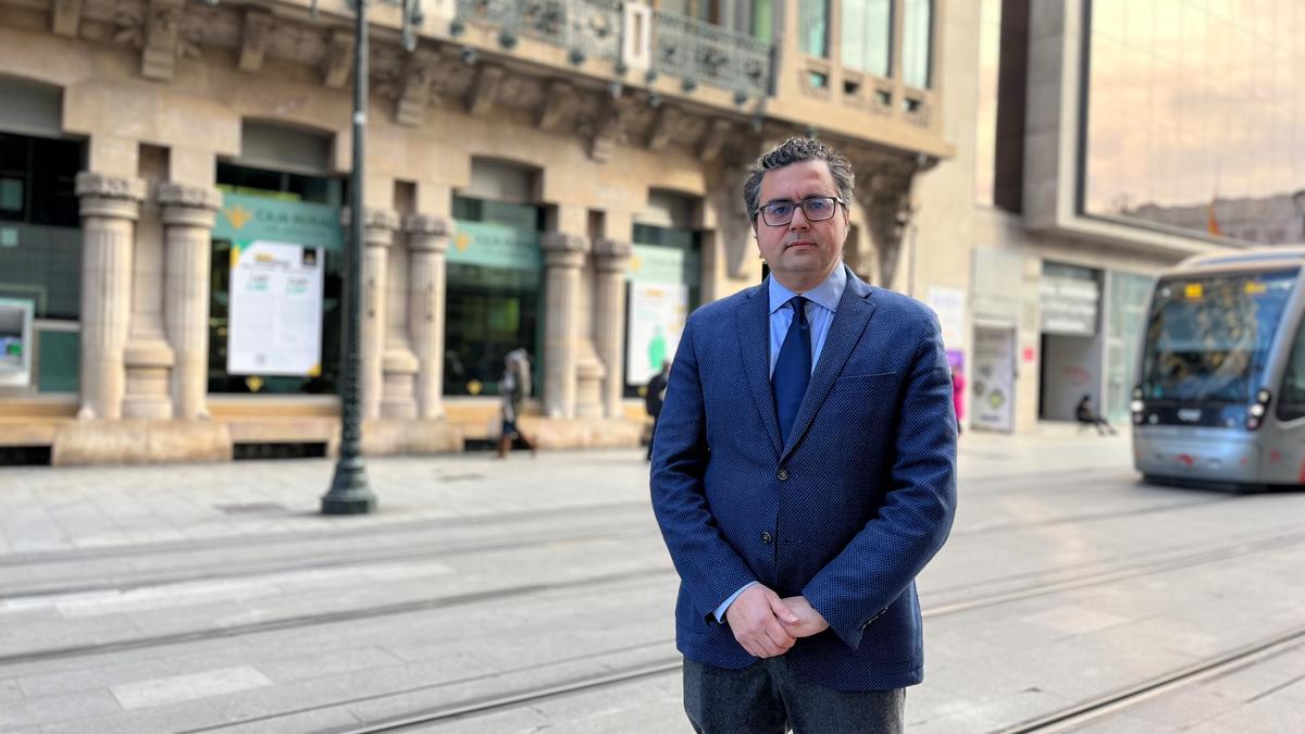 Arturo González, delante de la sede de Caja Rural de Aragón en Zaragoza.