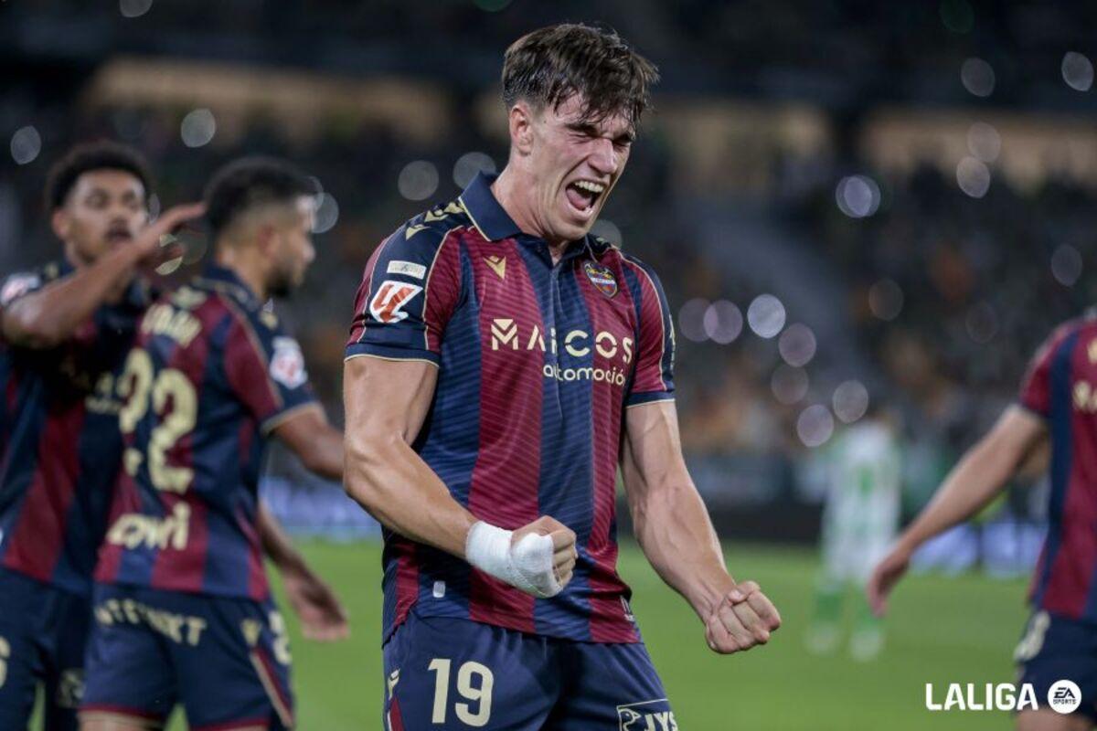 Espí celebra su gol en La Cartuja.