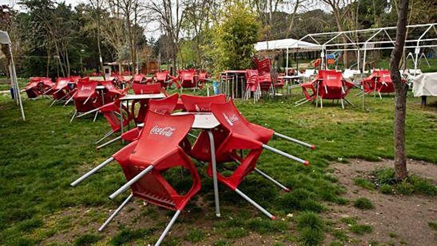 Terraza desmontada en uno de los chiringuitos de Valorio.