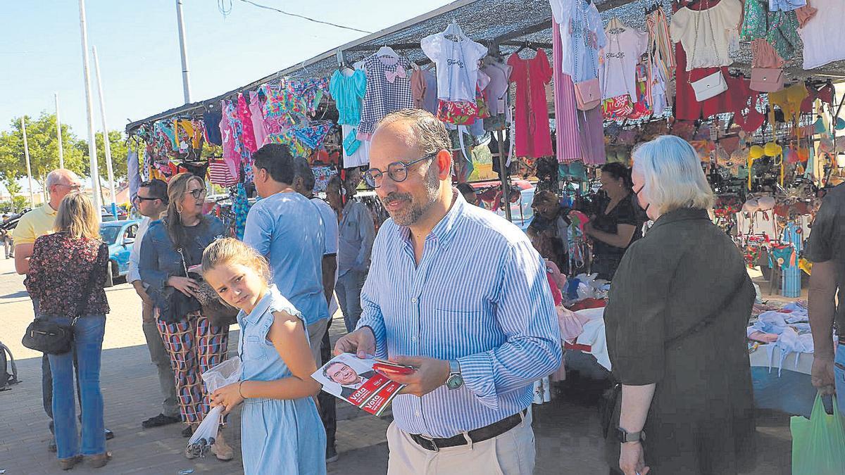 El número dos de la lista del PSOE por Córdoba para las andaluzas, Antonio Ruiz, durante el reparto electoral.