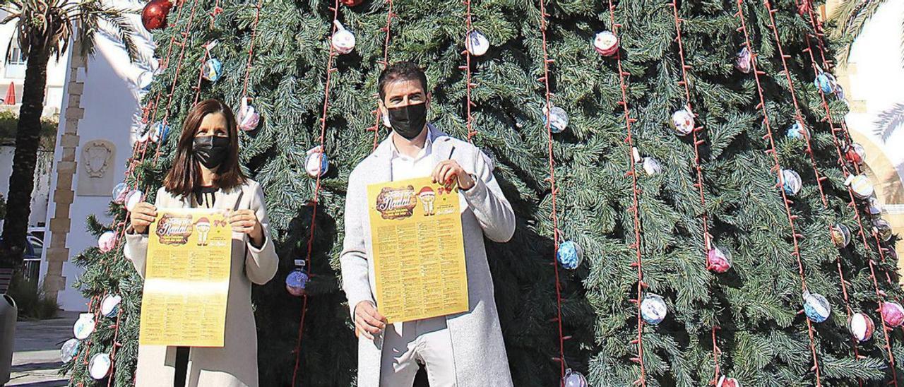 Presentación del programa frente al árbol de Navidad. | ASE