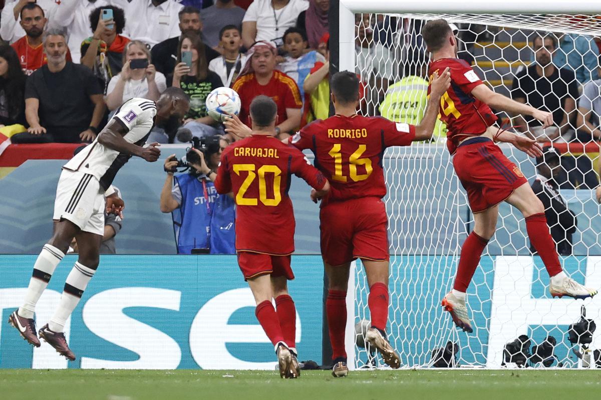 GR7272. AL KHOR (CATAR), 27/11/2022.- Antonio Rüdiger (i) de Alemania anota un gol que luego fue anulado hoy, en un partido de la fase de grupos del Mundial de Fútbol Qatar 2022 entre España y Alemania en el estadio Al Bait en Al Khor (Catar). EFE/ Esteban Biba