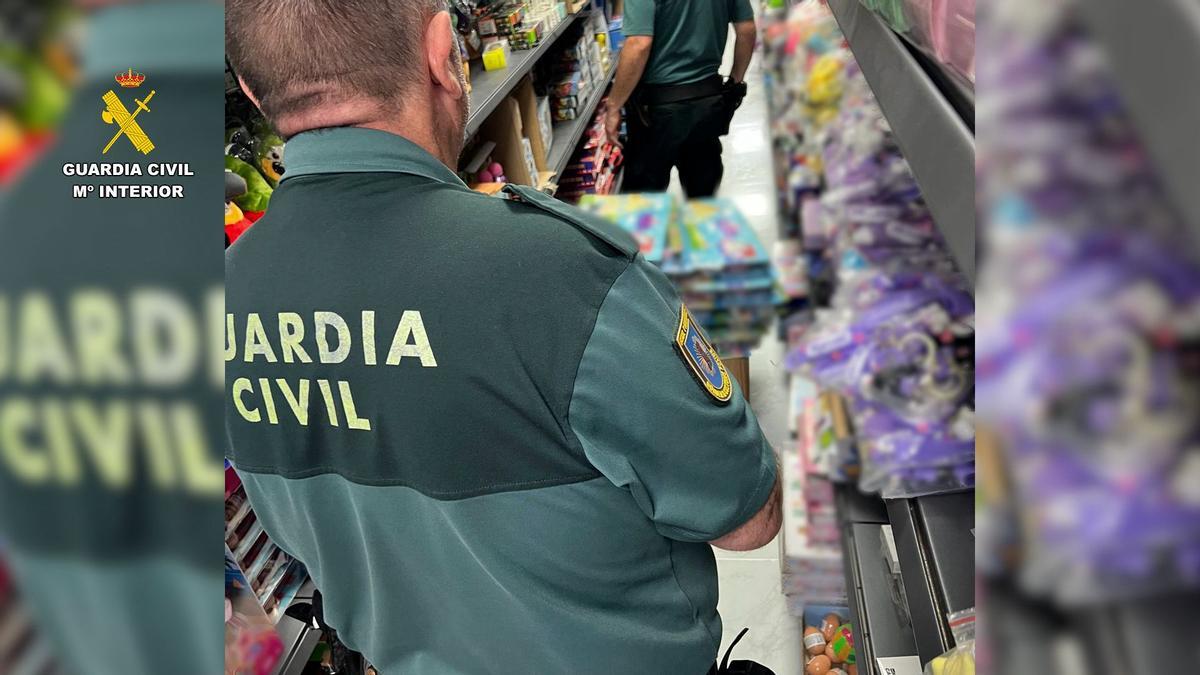 Un agente de la Guardia Civil con varios juguetes incautados