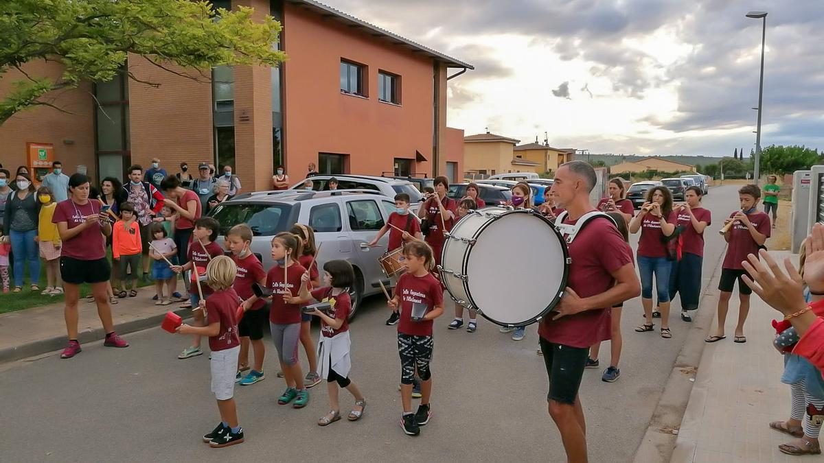 Les Gralleres de Viladamat, animant la cercavila de la Festa Major