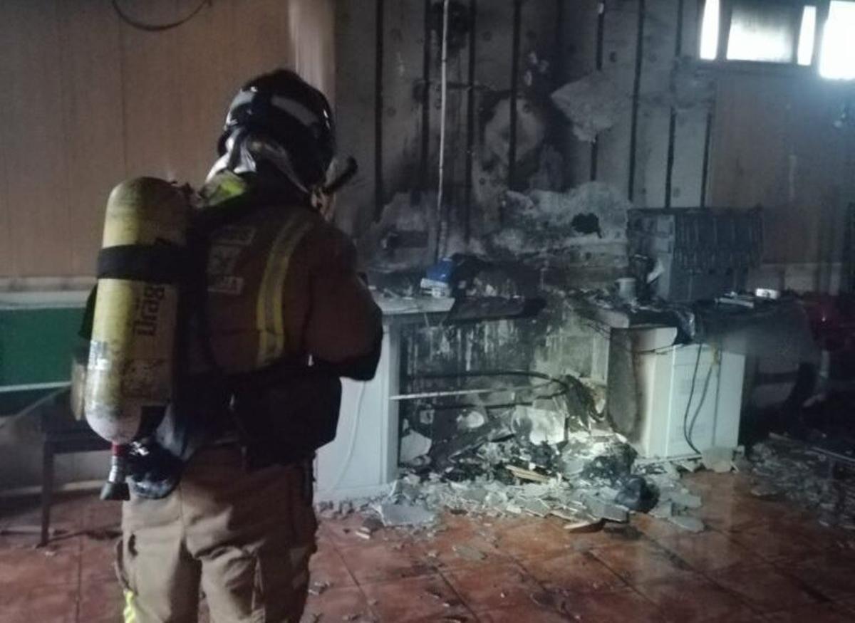 Un bombero, en el lugar donde se originó el fuego en la vivienda de El Chorrico, en Molina.