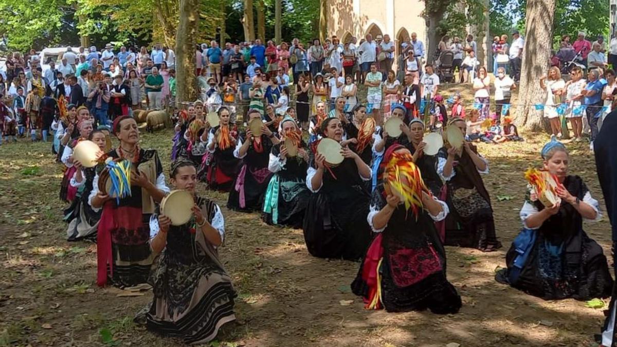 Las aldeanas, arrodilladas, presentan sus respetos a la Virgen. | M. V.