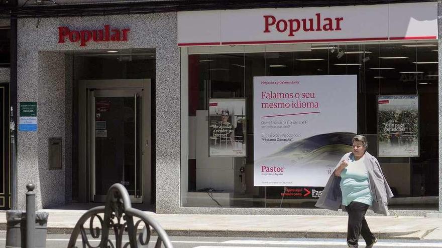 Exterior de una oficina del Banco Popular.