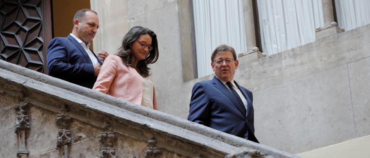 El presidente Ximo Puig junto a Mónica Oltra y Martínez Dalmau, ayer en el Palau de la Generalitat.