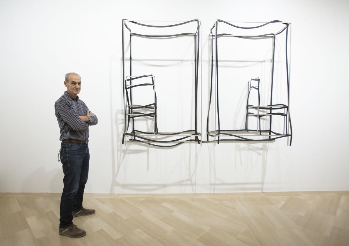 El artista Florentino Díaz con otra de sus obras