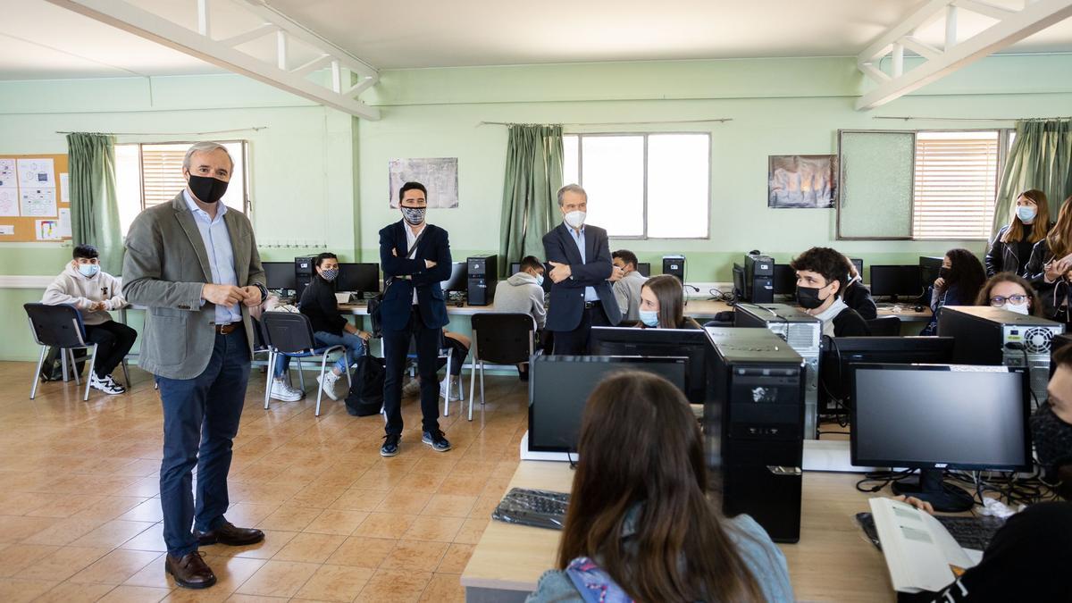 El alcalde de Zaragoza, Jorge Azcón, durante su visita al colegio Santo Domingo de Silos.