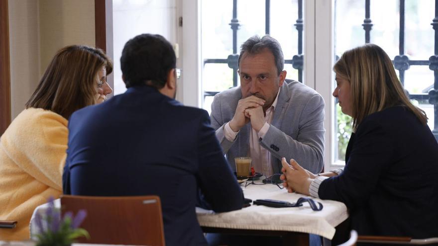 Ovidio Zapico, mirando a Adrián Barbón, (de espaldas), con Gimena Llamedo, a la derecha, y María José Miranda. | LUISMA MURIAS