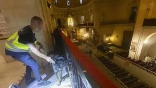 Tédax y guías caninos para garantizar la seguridad contra los explosivos en la basílica de Santa María de Elche antes del Misteri