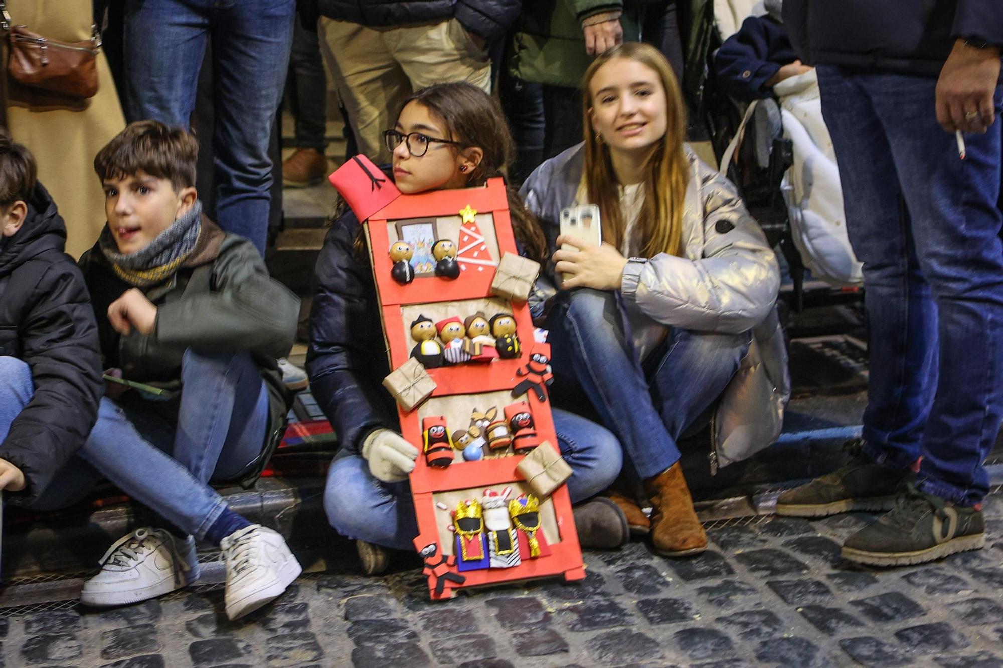 El Embajador Real y la entrega de cartas a las burritas llenan de ilusión las calles de Alcoy