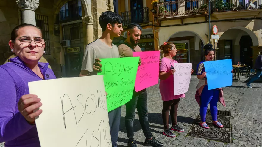Concentración de los familiares de la niña muerta en el tiroteo de Plasencia.
