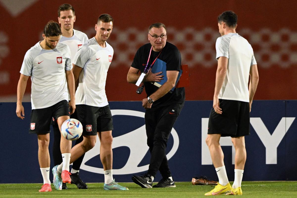  Czeslaw Michniewicz, durante un entrenamiento de la selección polaca en Doha.