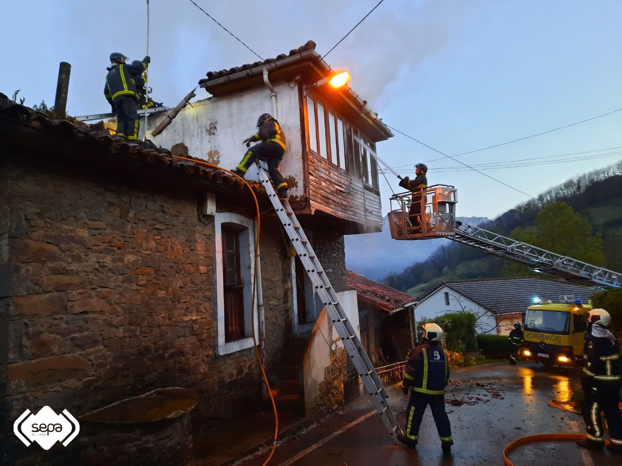 Un incendio calcina  por completo una casa de dos plantas en Riosa