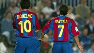 Riquelme y Saviola forman una barrera en el Barça-Mallorca de la Liga 2002-03, la única en la que coincidieron.