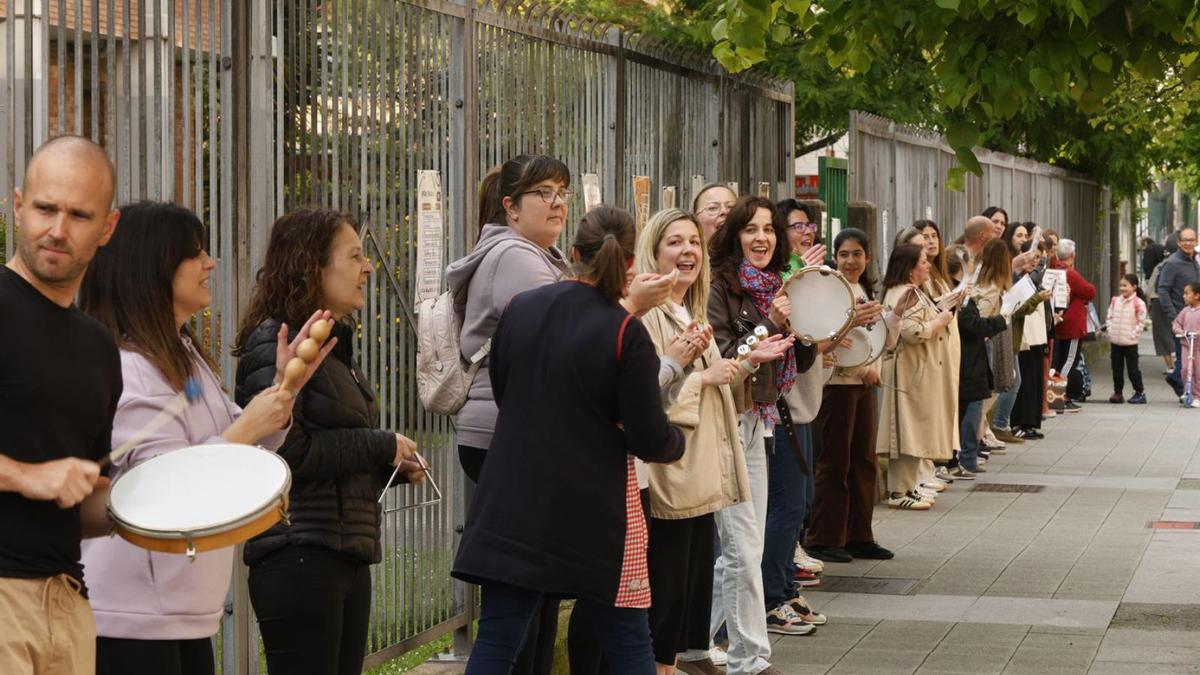 Concentración de profesores en Gijón por una educación de "calidad" | ÁNGEL GONZÁLEZ