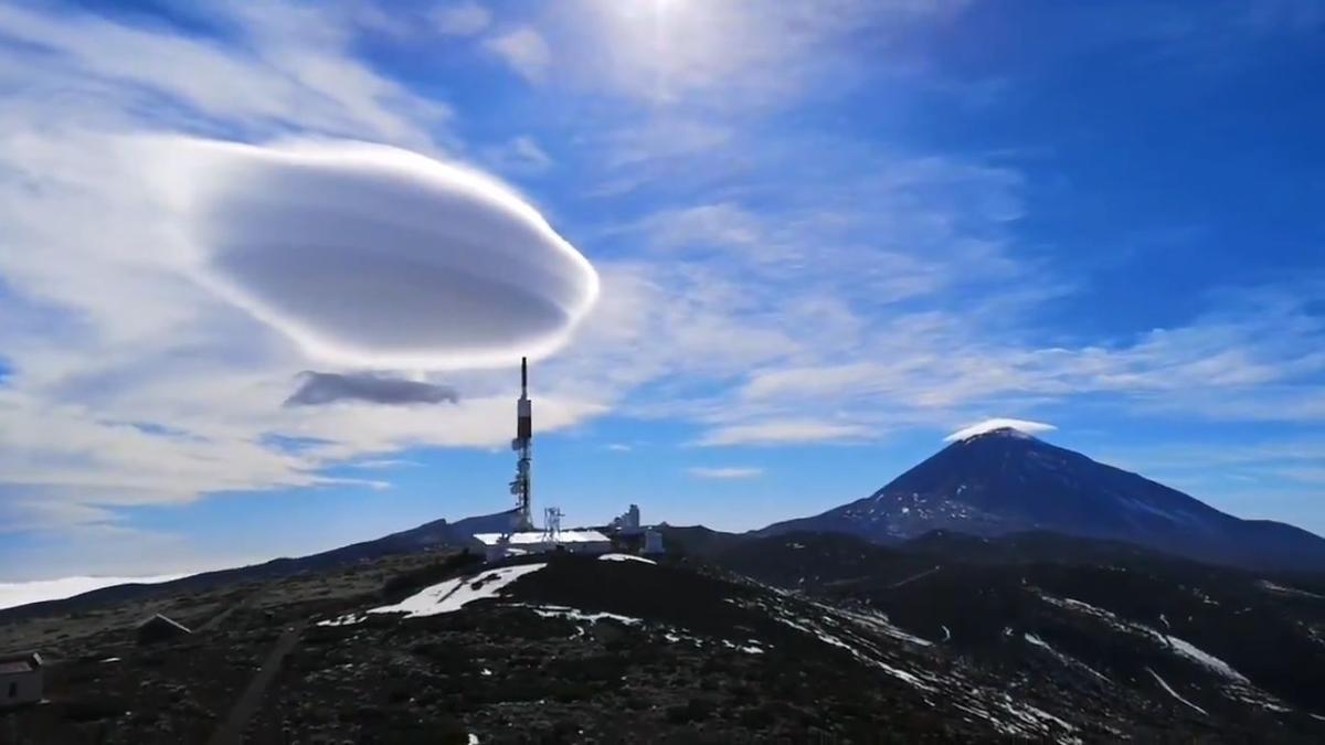 Nube lenticular con su rotor. Al fondo, el Teide con su popular sombrero.