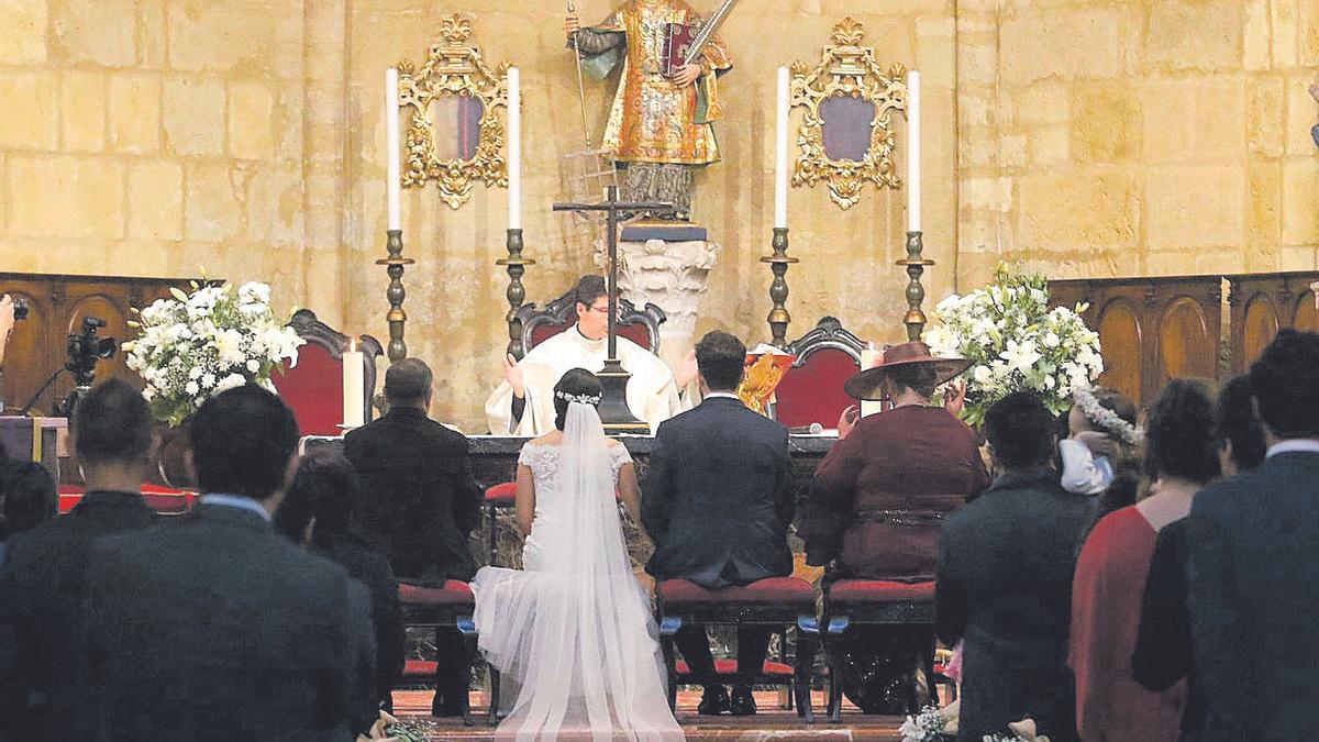 Una pareja contrae matrimonio en una iglesia de Córdoba.