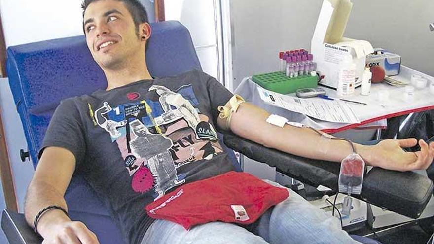 Una imagen de un joven donando sangre, una acción solidaria y altruista que salva vidas.